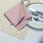 PACK Table de Noël 2, 4 patrons et tutoriels : serviette rose sur set de table géométrique.