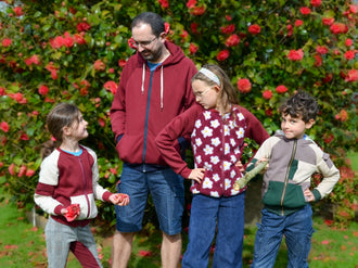 Pack ASCENSION - 5 sweats pour toute la famille, modèle patron de couture pdf à télécharger, devant un jardin fleuri.