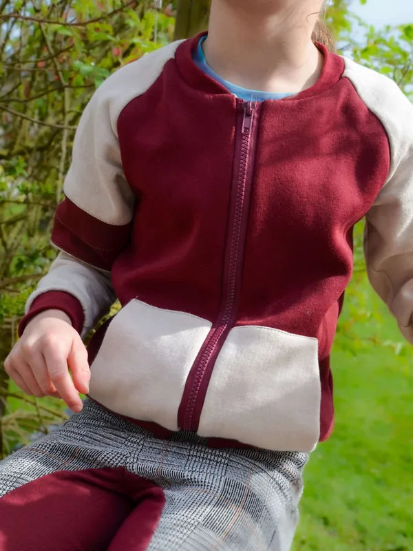 Enfant portant un sweat du Pack ASCENSION - 5 sweats pour toute la famille, patron de couture pdf à télécharger.