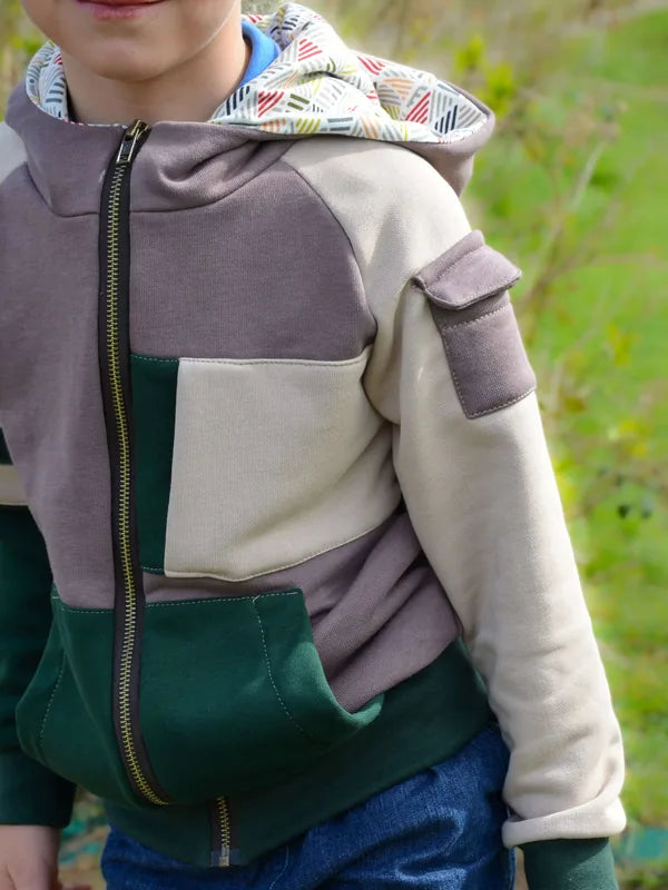 Enfant portant un sweat du Pack ASCENSION - 5 sweats pour toute la famille, patron de couture pdf à télécharger.