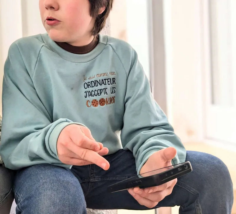 Enfant portant un sweat du Pack ASCENSION - 5 sweats pour toute la famille, patron de couture pdf à télécharger, texte humoristique sur le sweat.