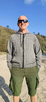 Homme portant un sweat de "Pack ASCENSION - 5 sweats pour toute la famille", patron de couture PDF à télécharger, debout sur une plage.