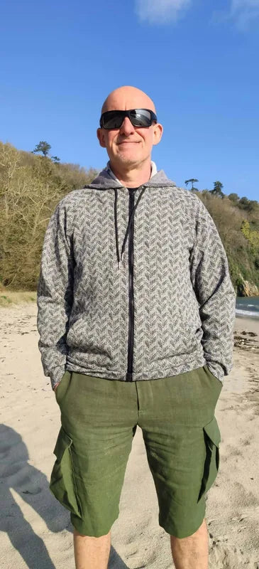 Homme portant un sweat de "Pack ASCENSION - 5 sweats pour toute la famille", patron de couture PDF à télécharger, debout sur une plage.