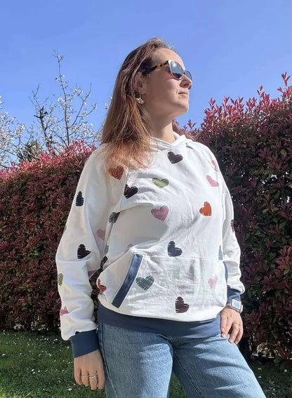 Femme portant un sweat du Pack ASCENSION - 5 sweats pour toute la famille, patron de couture pdf à télécharger.