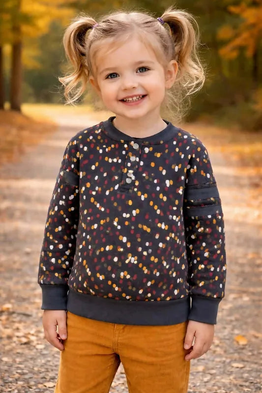 Enfant portant un sweat du Pack ASCENSION - 5 sweats pour toute la famille, patron de couture pdf à télécharger, automne.