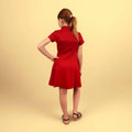 Enfant portant une robe rouge réalisée avec le Pack Duo GABY - Patron Robe & Blouse Femme + Enfant, patron de couture pdf à télécharger.