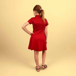 Enfant portant une robe rouge réalisée avec le Pack Duo GABY - Patron Robe & Blouse Femme + Enfant, patron de couture pdf à télécharger.