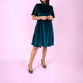 Robe élégante en velours bleu marine sur mannequin, illustrant le Pack Duo GABY - Patron Robe & Blouse Femme + Enfant, patron de couture pdf à télécharger.