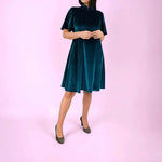 Robe élégante en velours bleu marine sur mannequin, illustrant le Pack Duo GABY - Patron Robe & Blouse Femme + Enfant, patron de couture pdf à télécharger.