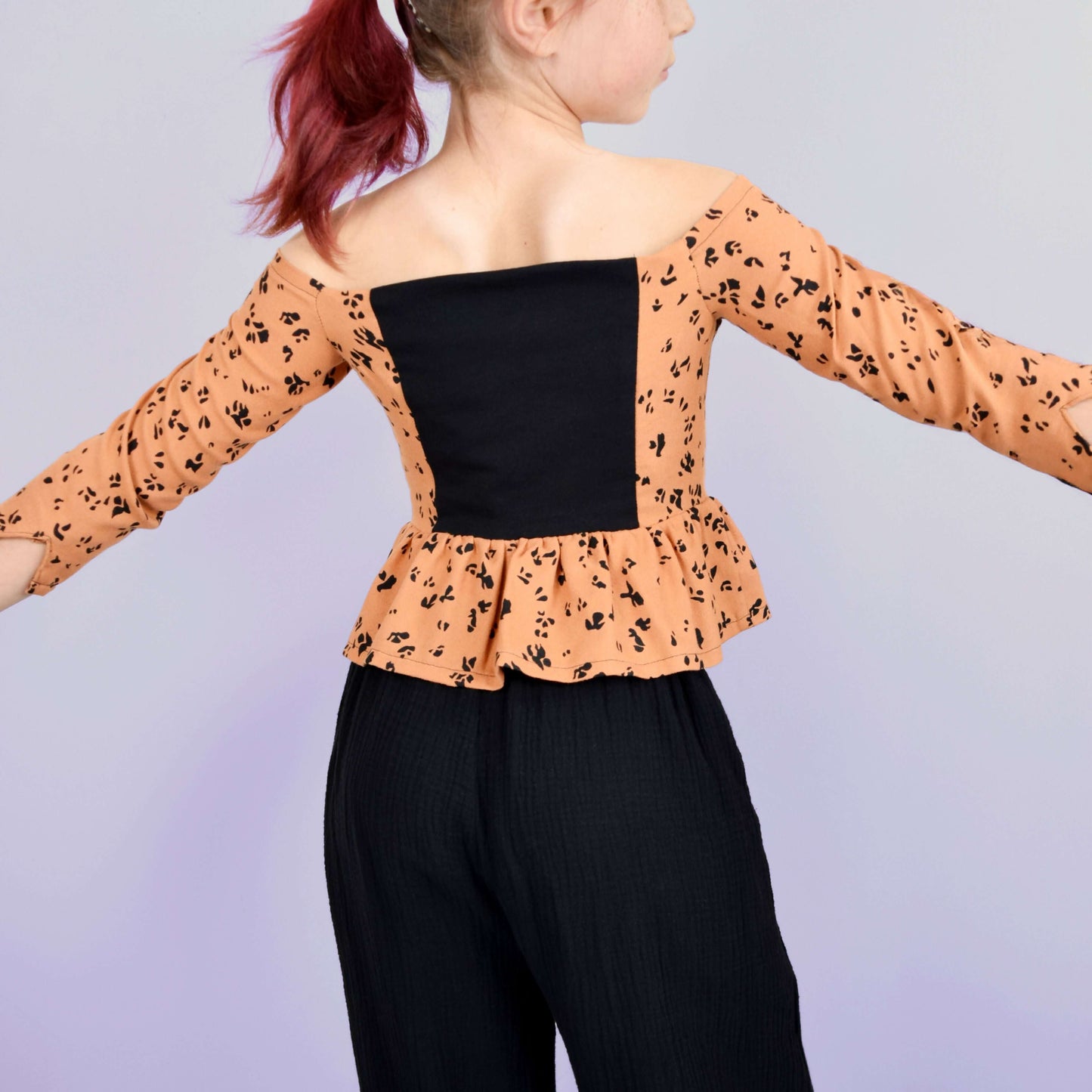 Pack Yasmine Enfants - Top + pantalon, patron de couture PDF à télécharger, en tissu à motifs et pantalon noir, dos extensible, confort optimal.