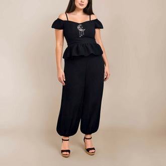 Pack Yasmine Femmes - Top + Pantalon du 32 au 56, patron de couture pdf à télécharger, ensemble élégant noir porté par une femme
