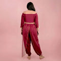 Pack Yasmine Femmes - Top + Pantalon du 32 au 56 en tissu rouge, patron de couture pdf à télécharger, vue arrière sur mannequin.