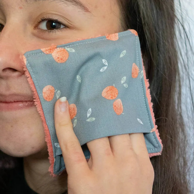 Femme utilisant lingette lavable Panière refermable et lingettes, 2 formats – Citron. Patron de couture PDF à télécharger.