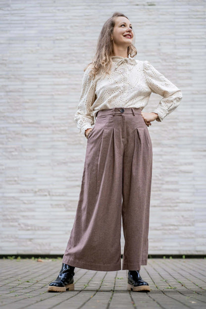Femme portant le Pantalon ASTAU - 32 au 56, ample et à taille haute, patron de couture pdf à télécharger, coupe chic et moderne.