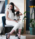 Femme en Pantalon Alta blanc assise devant un miroir, élégante et décontractée, patron de couture pdf à télécharger
