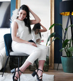 Femme en Pantalon Alta blanc assise devant un miroir, élégante et décontractée, patron de couture pdf à télécharger