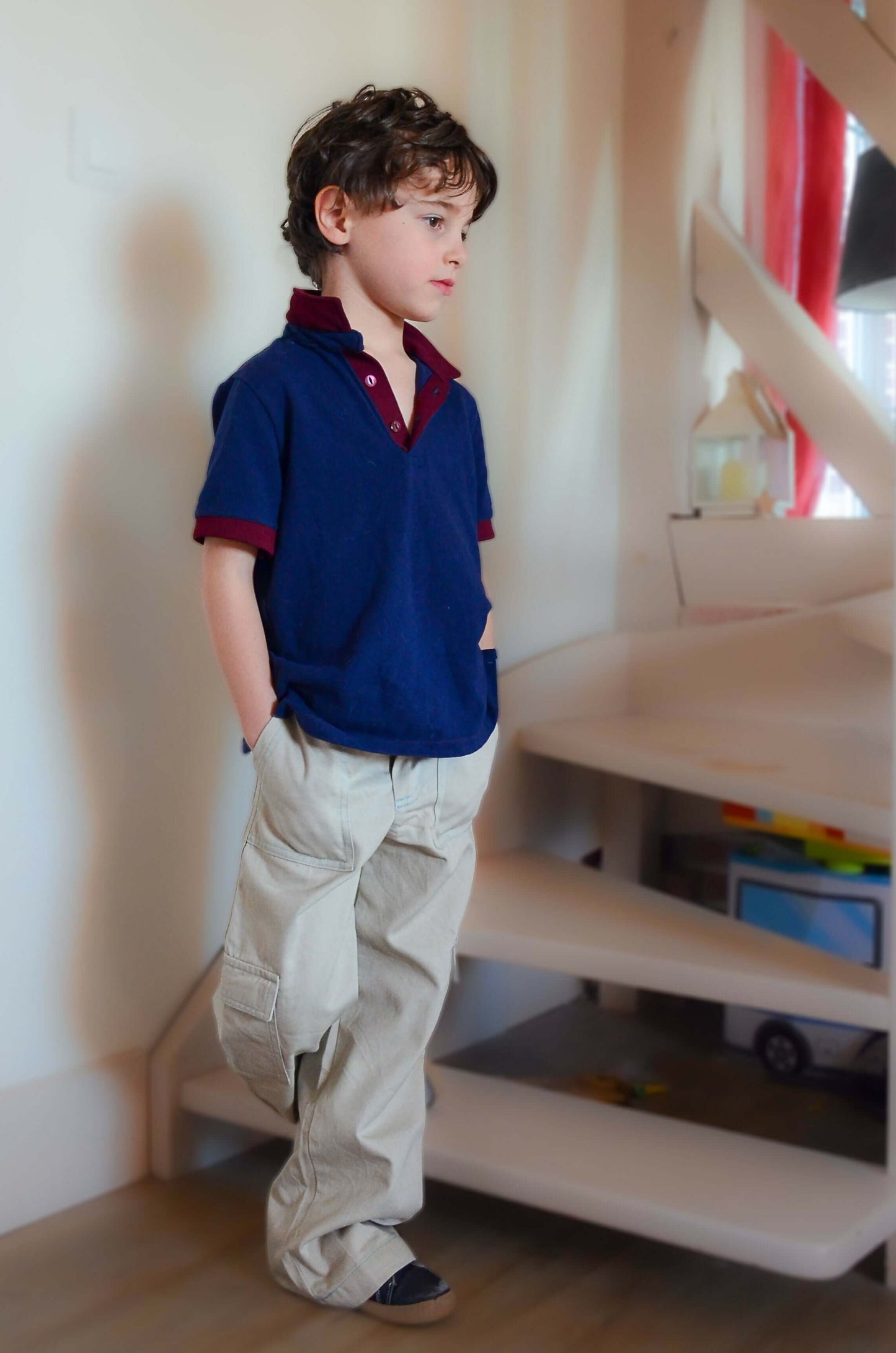 Enfant portant le Pantalon BAGGY ALVIDA, patron de couture pdf à télécharger, élégant avec poches plaquées et coupe décontractée.