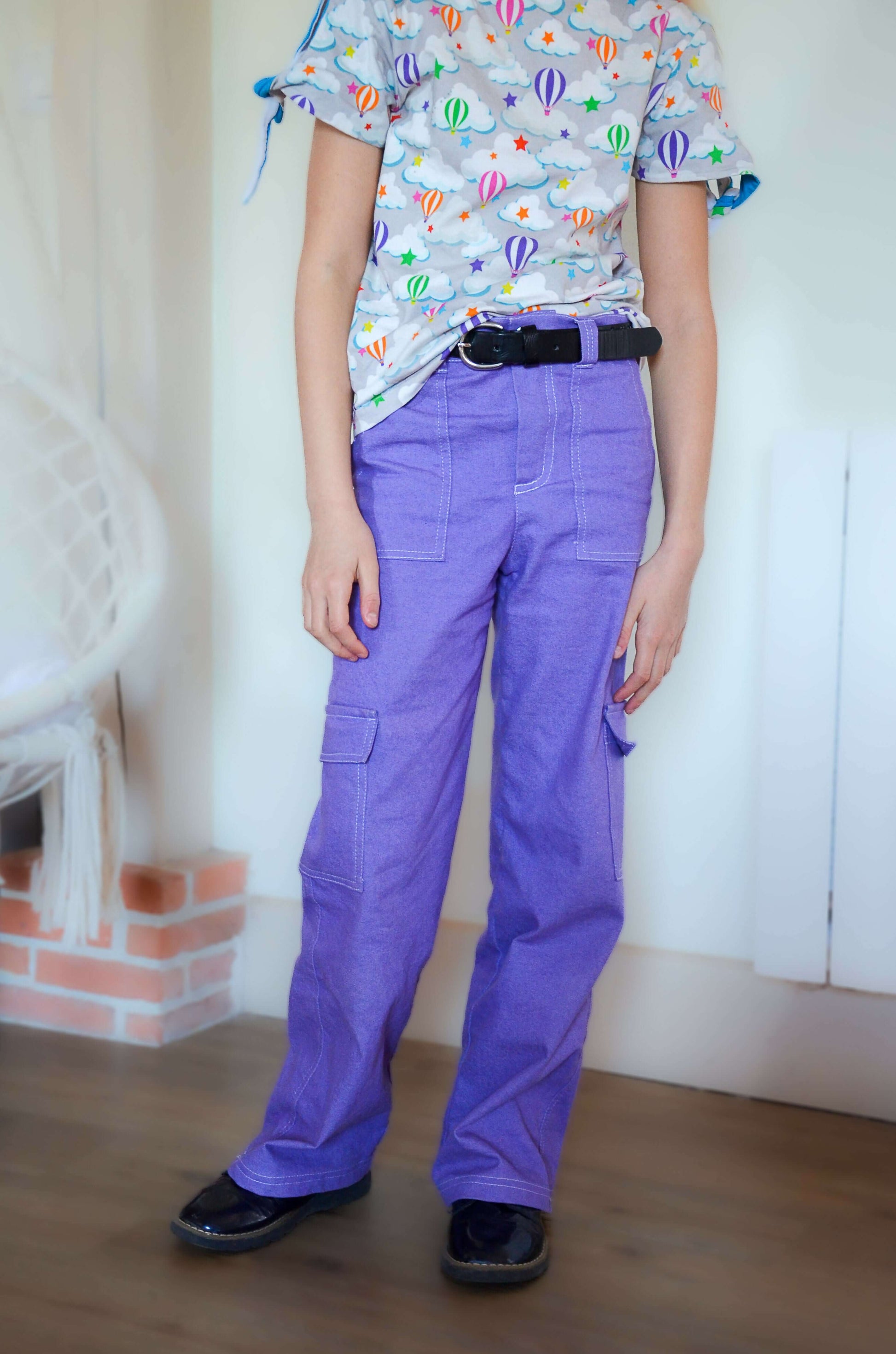 Enfant portant un Pantalon BAGGY ALVIDA parme, patron de couture pdf à télécharger, tendance et pratique pour les 4 à 10 ans.