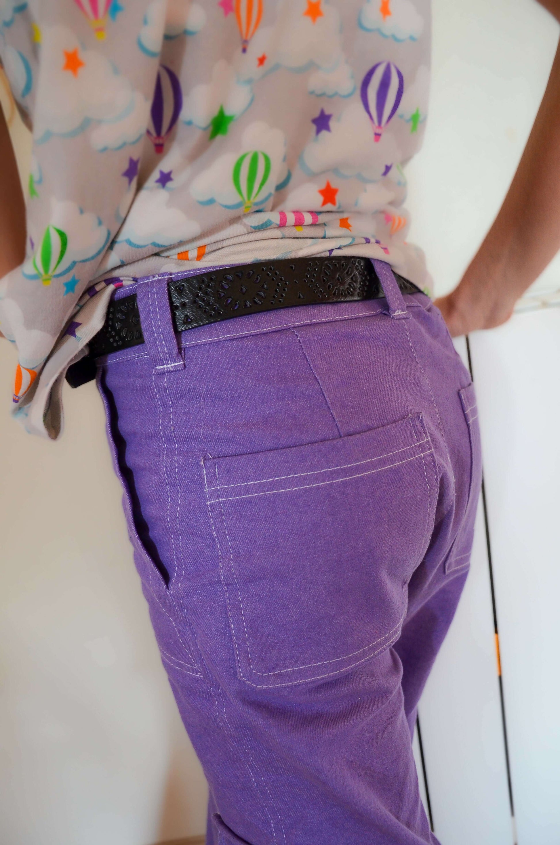 Pantalon BAGGY ALVIDA violet avec coupe large, poches plaquées et ceinture, disponible en patron de couture pdf à télécharger.