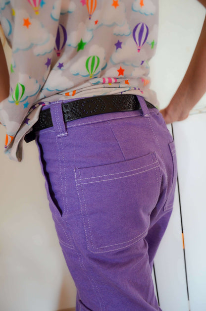Pantalon BAGGY ALVIDA violet avec coupe large, poches plaquées et ceinture, disponible en patron de couture pdf à télécharger.