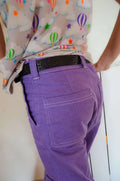 Pantalon BAGGY ALVIDA violet avec coupe large, poches plaquées et ceinture, disponible en patron de couture pdf à télécharger.
