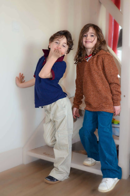 Enfants portant le Pantalon BAGGY ALVIDA, idéal pour les cours de récré. Disponible en patron de couture PDF à télécharger.