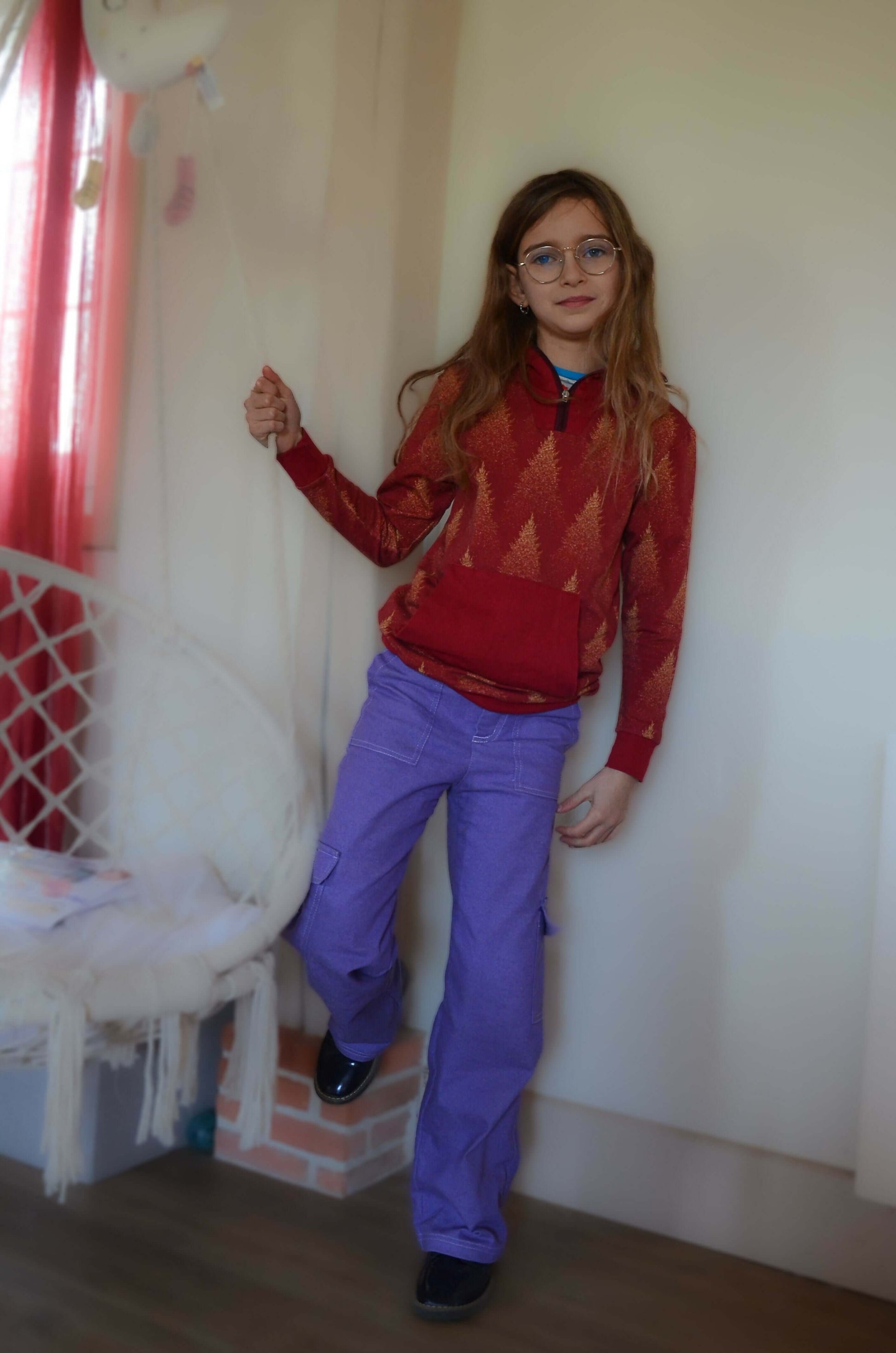 Fille portant le Pantalon BAGGY ALVIDA violet, mode enfant tendance, patron de couture pdf à télécharger.