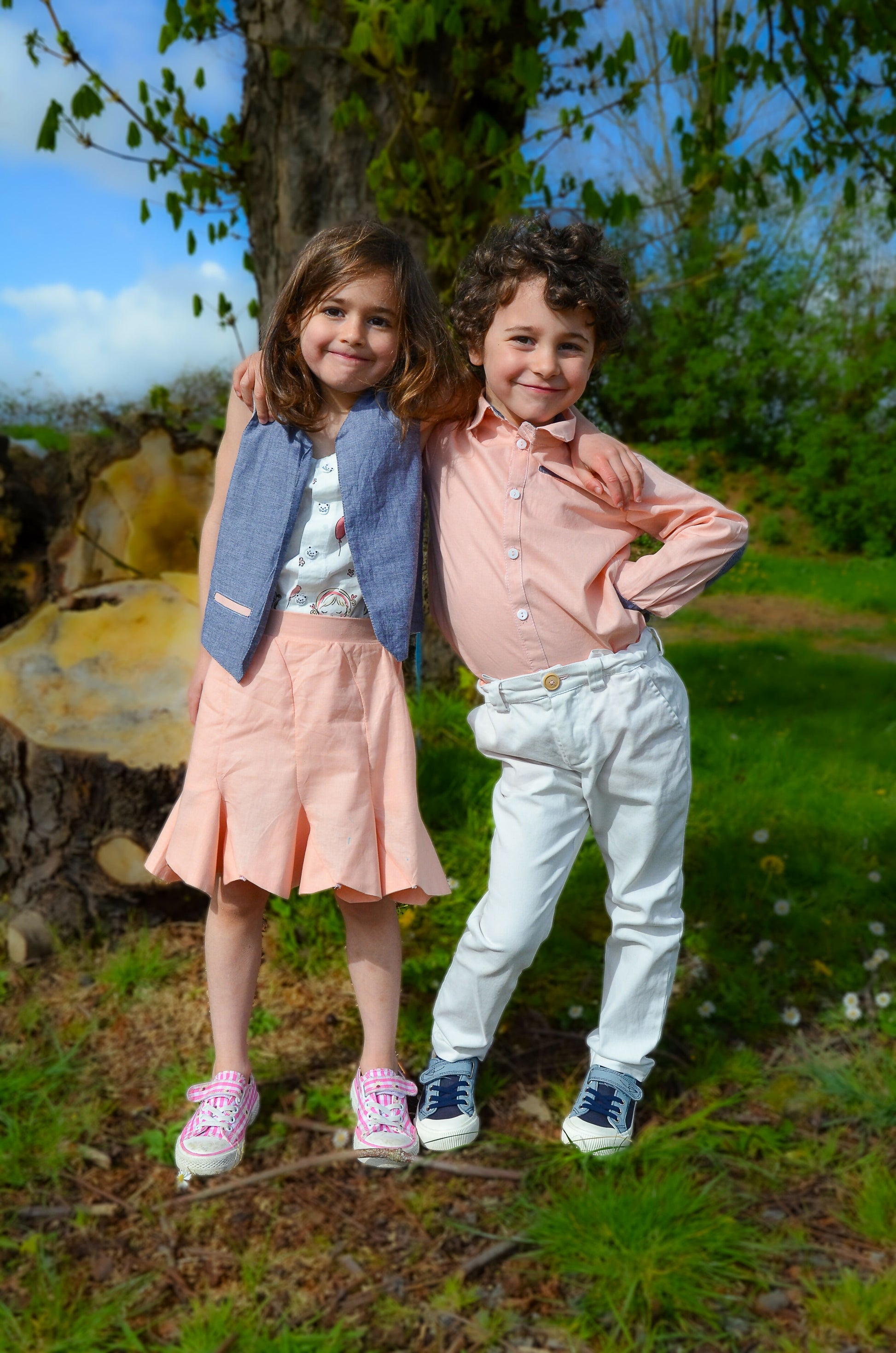 Enfants en plein air portant un Pantalon Enfant EBENE et une chemisette, suggérant un patron de couture pdf à télécharger.