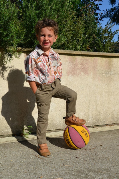Enfant portant le Pantalon Enfant EBENE avec chemisette, posant avec un ballon. Patron de couture PDF à télécharger disponible.