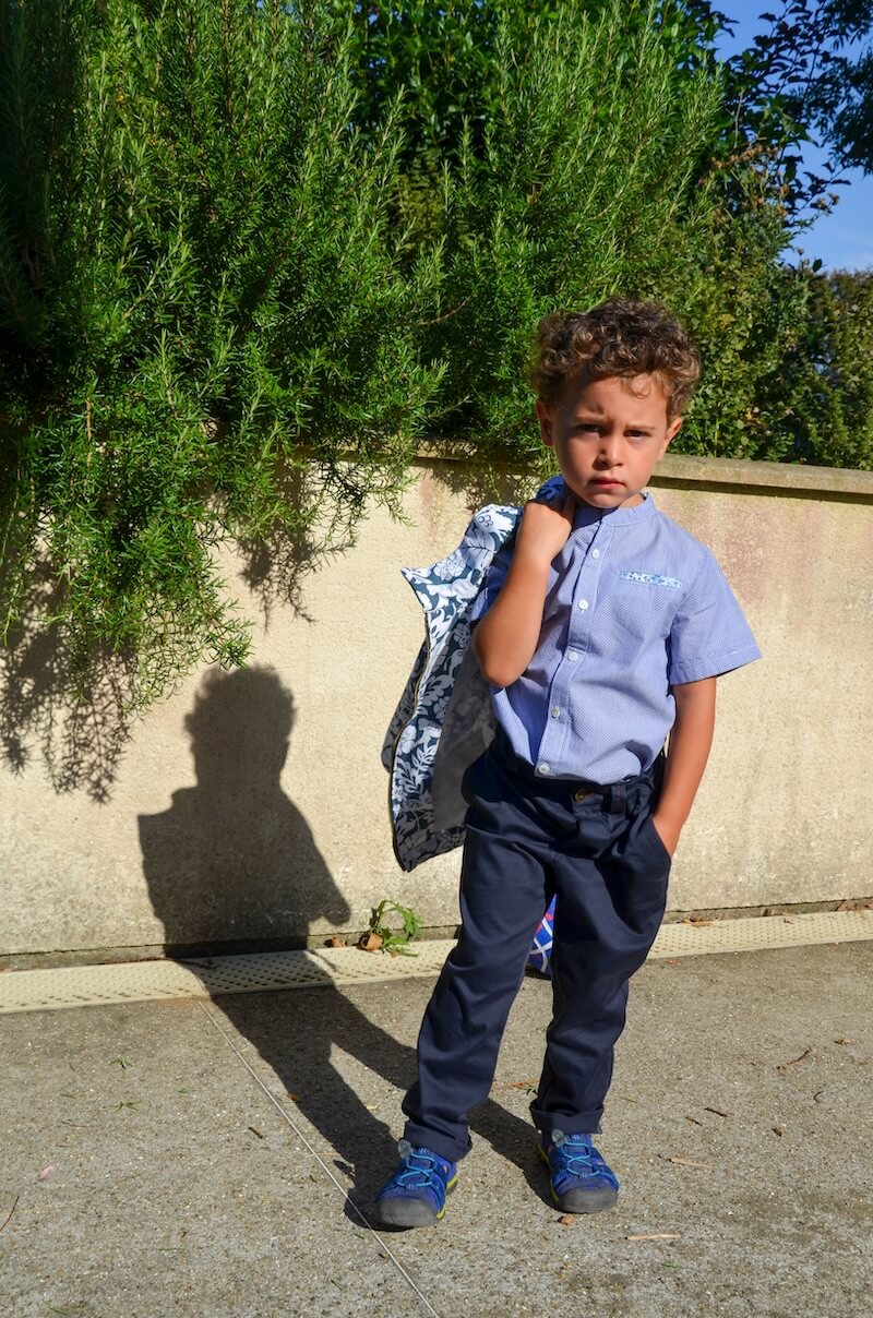 Enfant portant le Pantalon Enfant EBENE, un patron de couture pdf à télécharger, idéal pour un look décontracté et cérémonie.