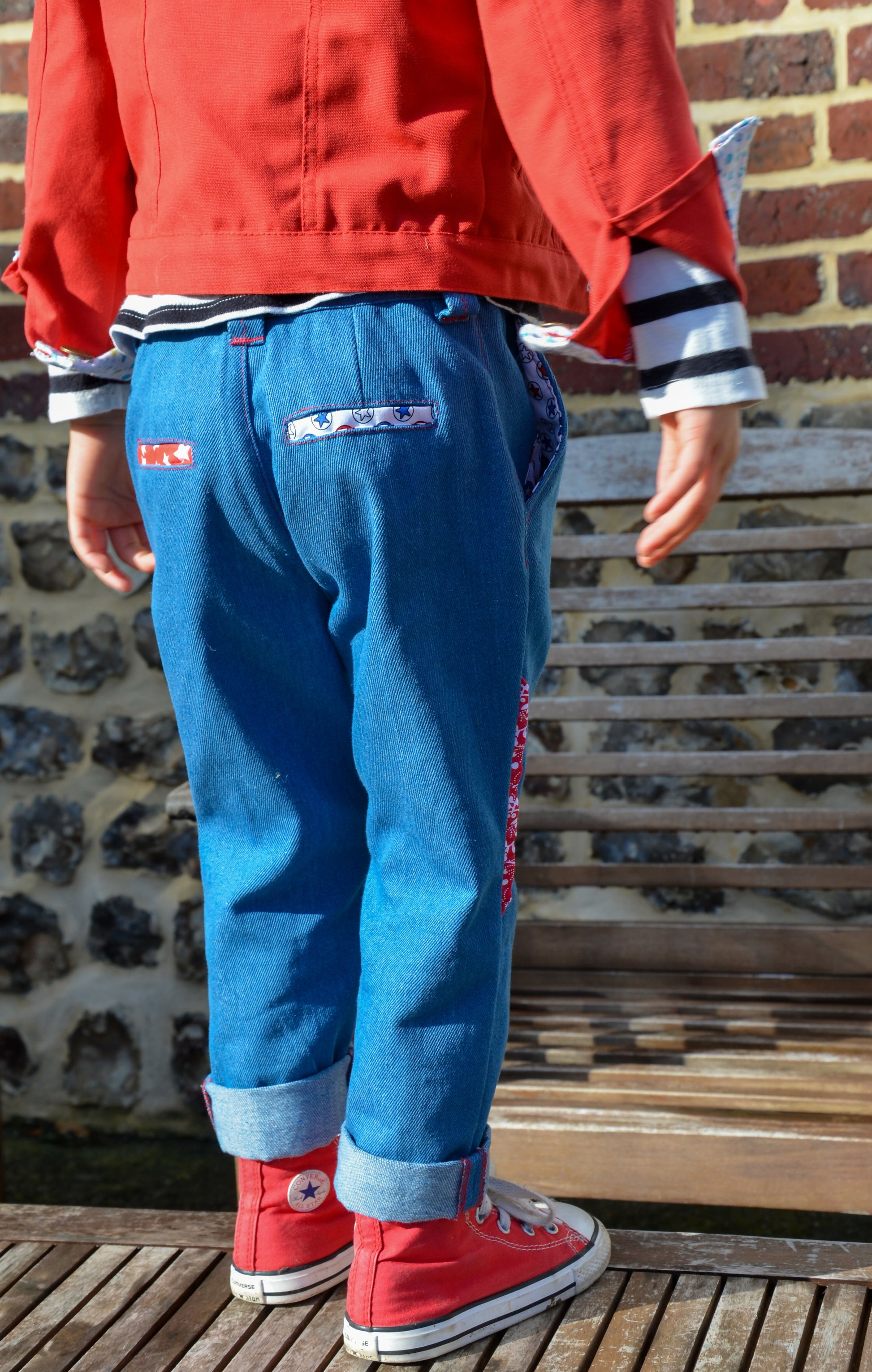 Pantalon Enfant EBENE tendance avec touches contrastées, idéal pour patron de couture pdf à télécharger. Parfait pour enfants décontractés.