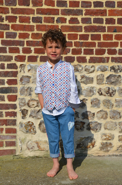 Enfant portant le Pantalon Enfant EBENE, patron de couture pdf à télécharger, dans un look décontracté avec touches contrastées.