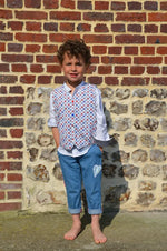 Enfant portant le Pantalon Enfant EBENE, patron de couture pdf à télécharger, dans un look décontracté avec touches contrastées.