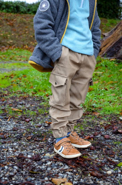 Pantalon Enfant LAST, modèle cargo, avec taille élastiquée et cordon, patron de couture pdf à télécharger en ligne.