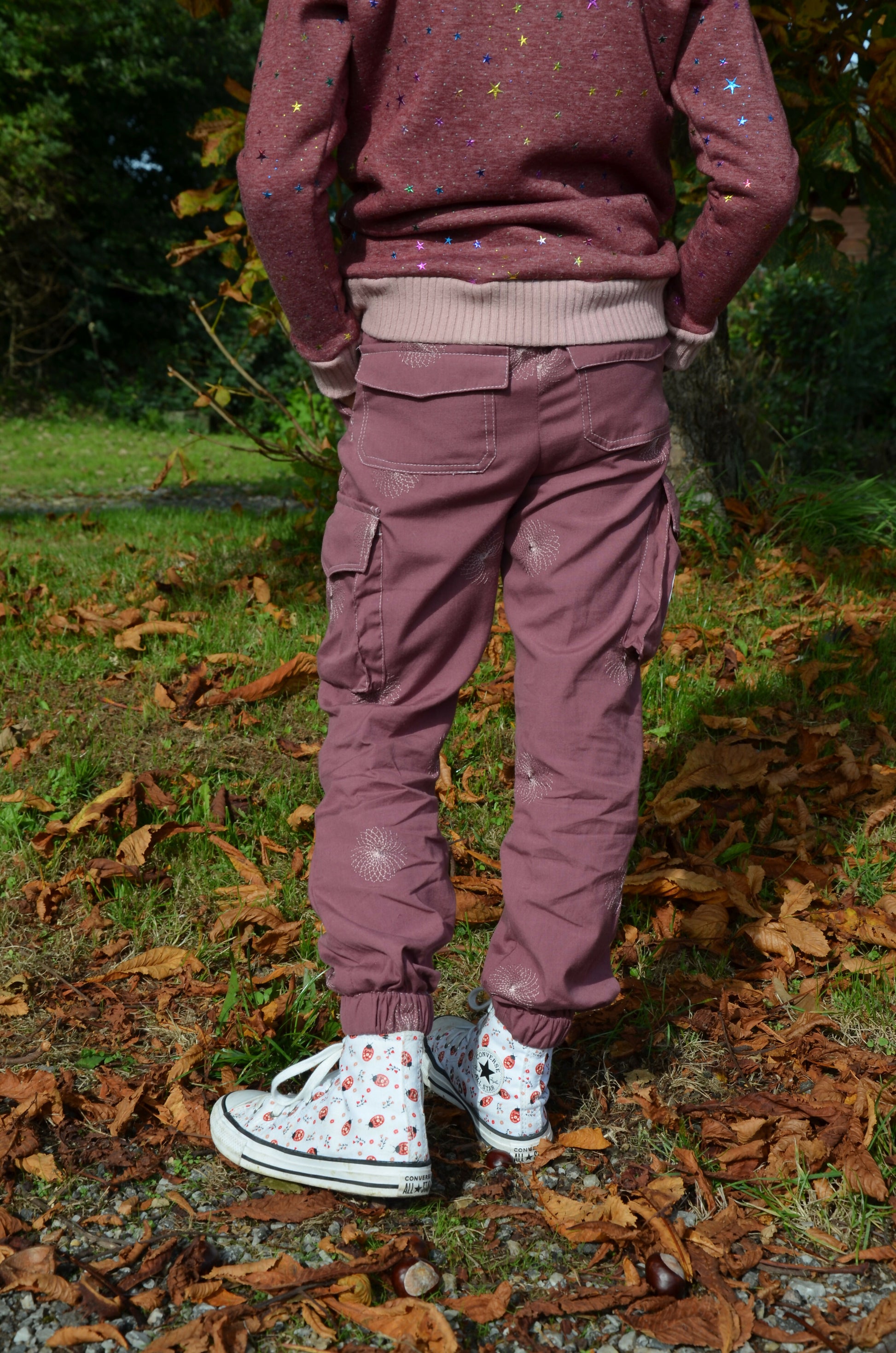 Enfant portant Pantalon Enfant LAST, mode cargo avec élastiques, idéal pour patron de couture pdf à télécharger.