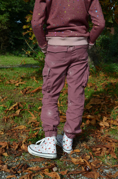 Enfant portant Pantalon Enfant LAST, mode cargo avec élastiques, idéal pour patron de couture pdf à télécharger.