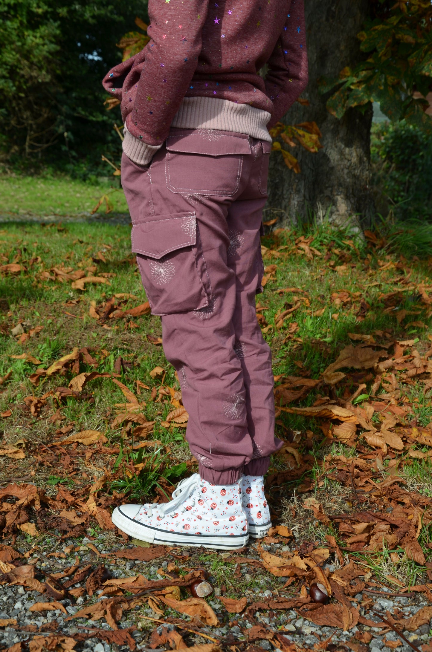 Pantalon Enfant LAST en extérieur, style cargo, avec poches pratiques, patron de couture pdf à télécharger disponible.