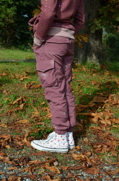 Pantalon Enfant LAST en extérieur, style cargo, avec poches pratiques, patron de couture pdf à télécharger disponible.