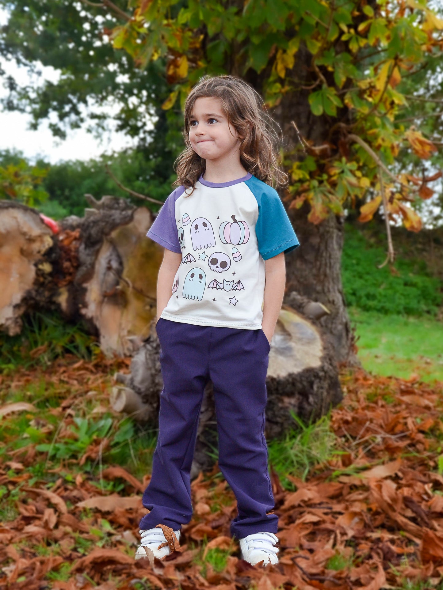 Enfant portant le Pantalon Enfant LAST, tendance avec patron de couture pdf à télécharger, dans un parc en automne.
