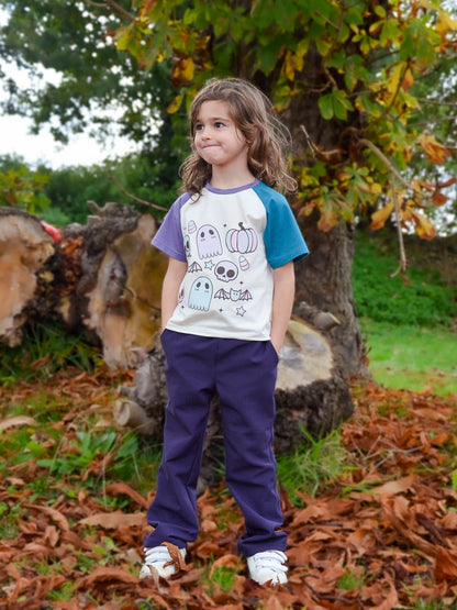 Enfant portant le Pantalon Enfant LAST, tendance avec patron de couture pdf à télécharger, dans un parc en automne.
