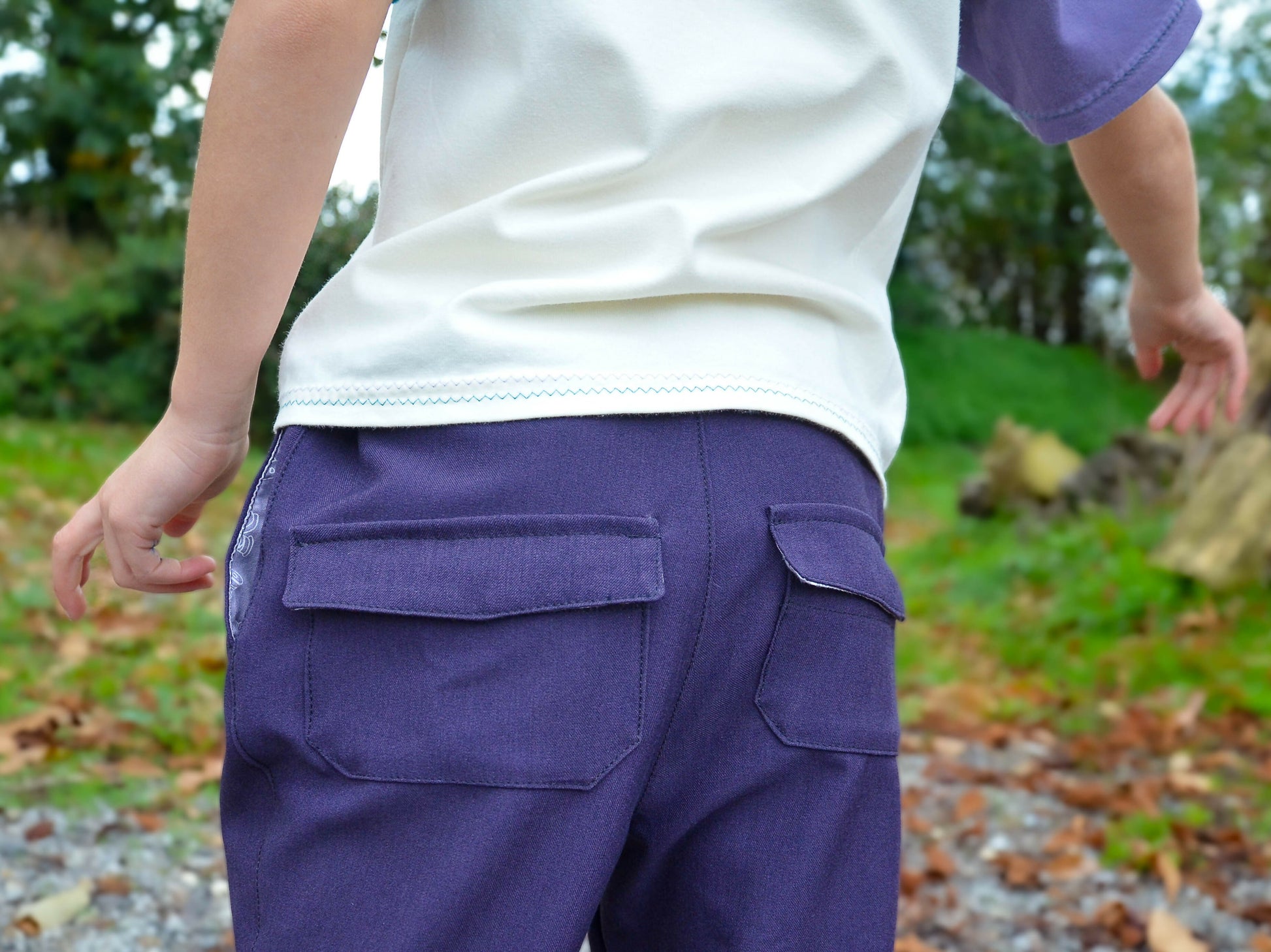 Enfant portant le Pantalon Enfant LAST, style cargo avec taille élastiquée, patron de couture pdf à télécharger.