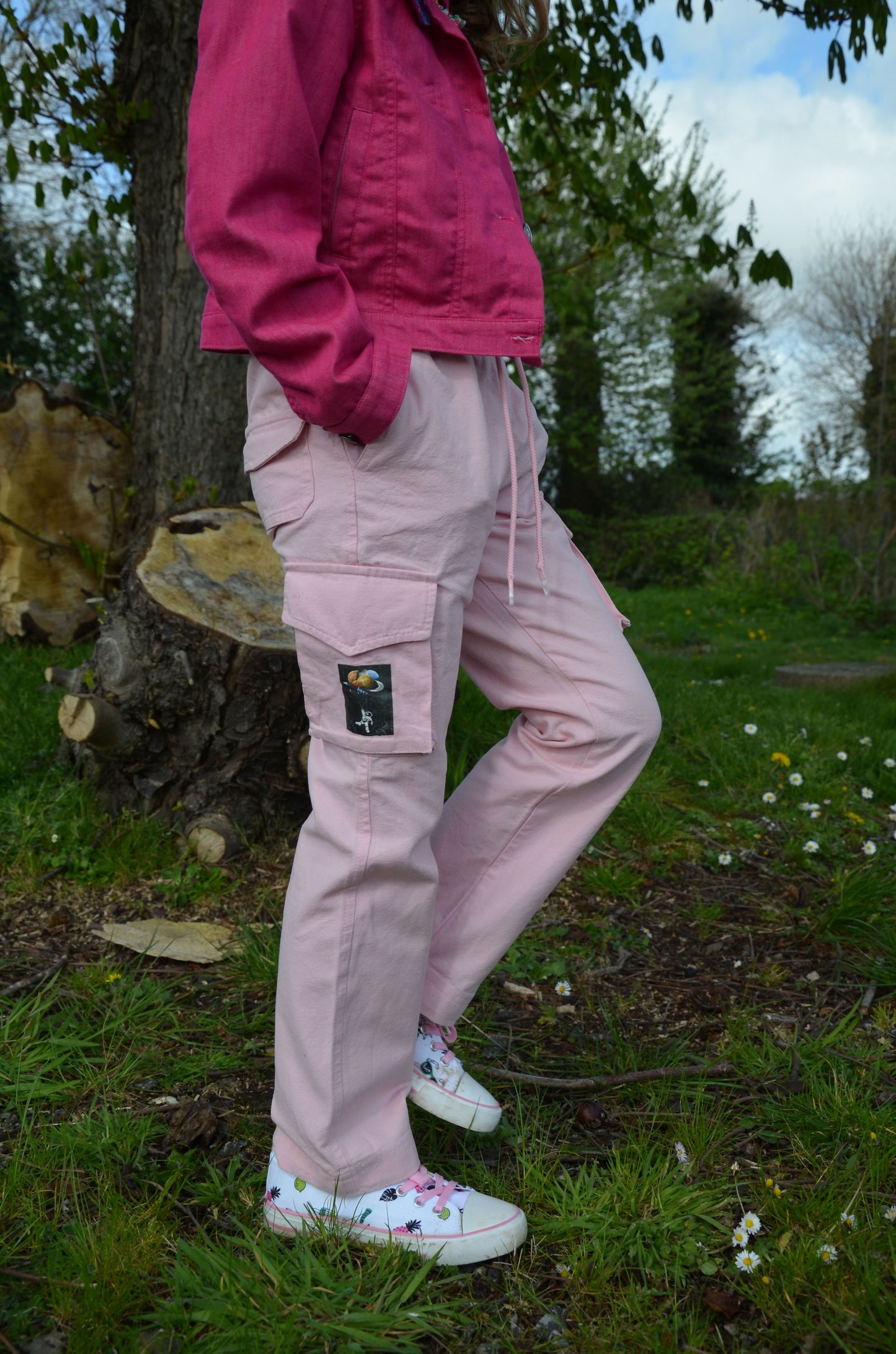 Pantalon Enfant LAST en rose, pantalon cargo tendance avec taille élastiquée, patron de couture pdf à télécharger.