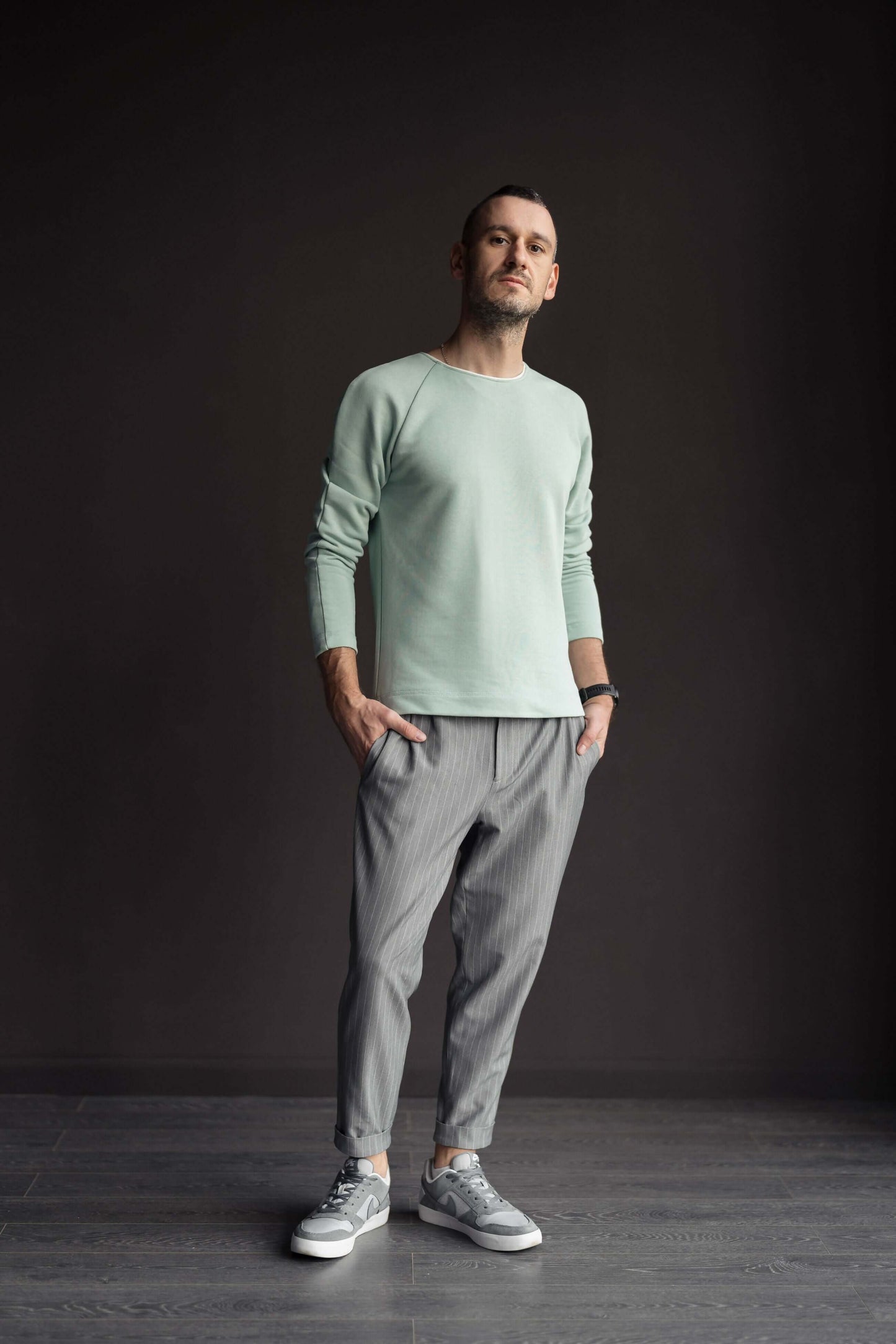 Homme portant le Pantalon Homme Mr Stilo - Patron couture PDF du XS au XL, démontrant un style moderne et élégant. Patron de couture pdf à télécharger.