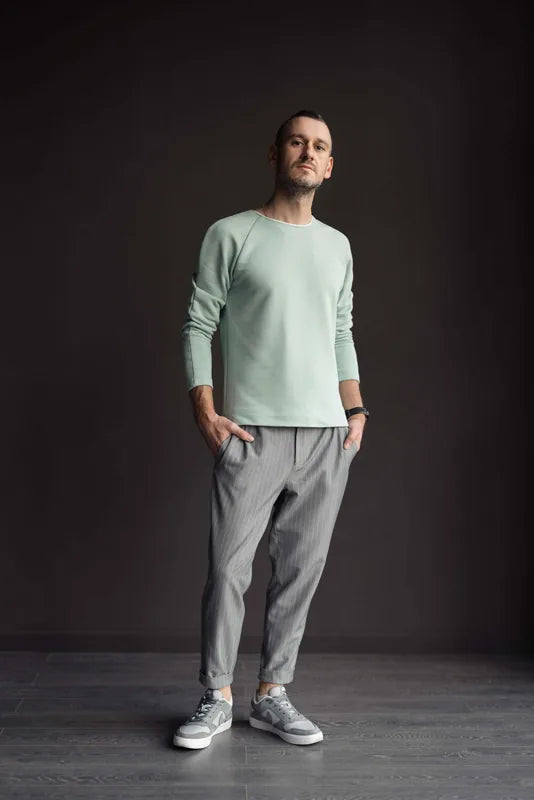 Homme portant le Pantalon Homme Mr Stilo - Patron couture PDF du XS au XL, démontrant un style moderne et élégant. Patron de couture pdf à télécharger.