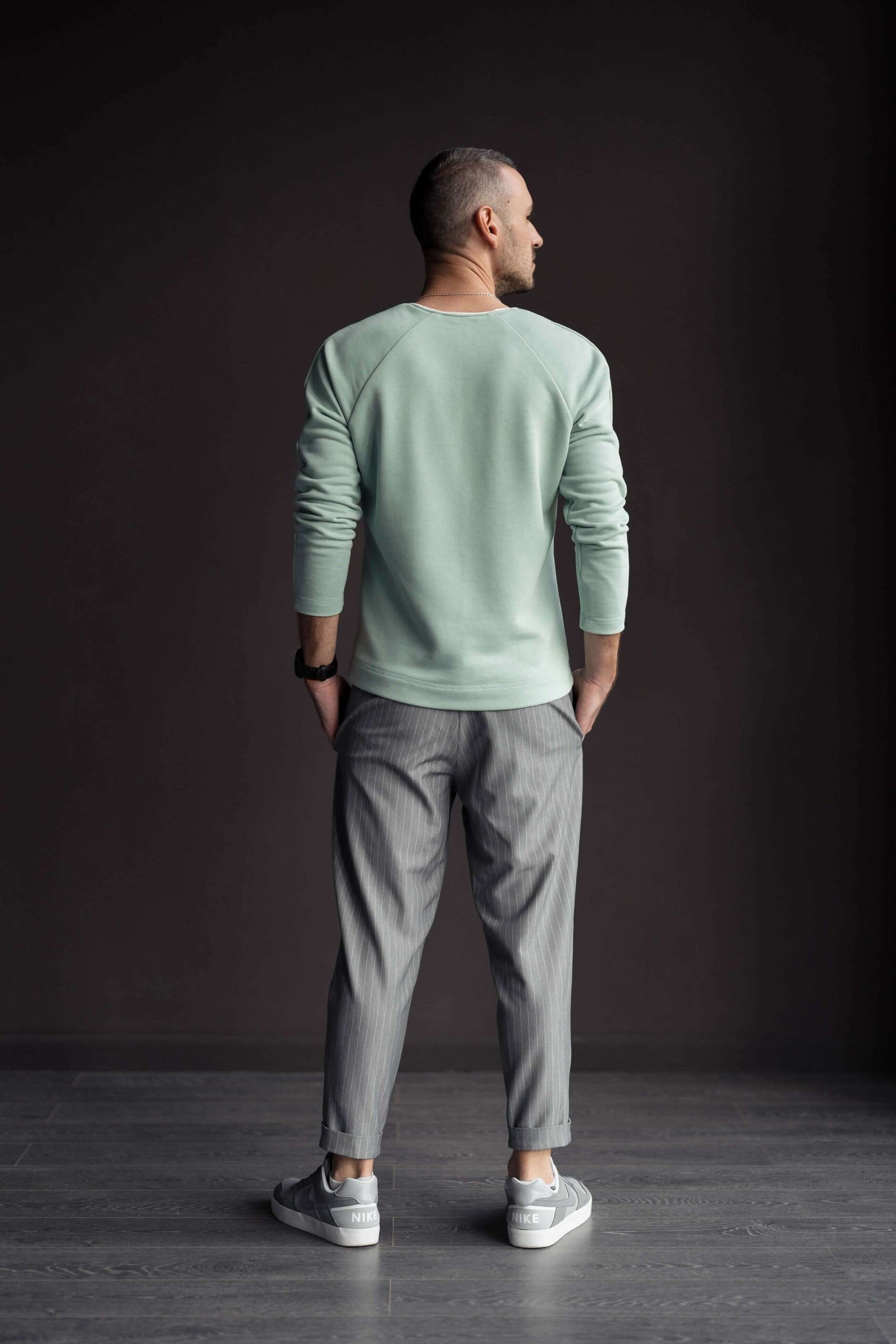 Homme portant le Pantalon Homme Mr Stilo - Patron couture PDF du XS au XL, vue de dos, patron de couture PDF à télécharger.