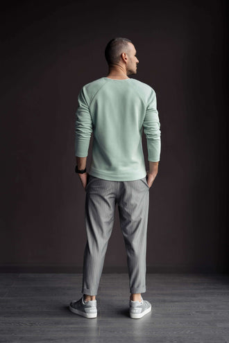 Homme portant le Pantalon Homme Mr Stilo - Patron couture PDF du XS au XL, vue de dos, patron de couture PDF à télécharger.