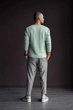 Homme portant le Pantalon Homme Mr Stilo - Patron couture PDF du XS au XL, vue de dos, patron de couture PDF à télécharger.