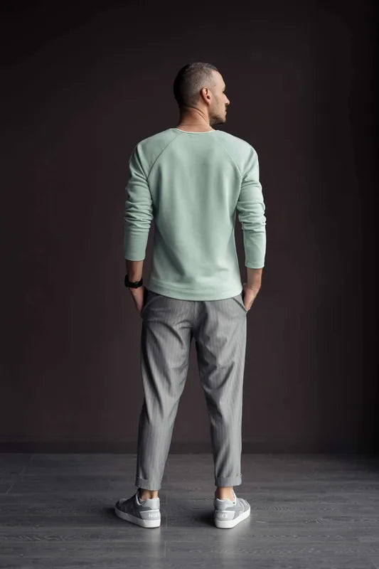 Homme portant le Pantalon Homme Mr Stilo - Patron couture PDF du XS au XL, vue de dos, patron de couture PDF à télécharger.
