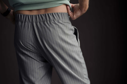 Dos d'un homme portant le Pantalon Homme Mr Stilo - Patron couture PDF du XS au XL, vue en gros plan montrant l'ajustement.