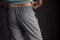 Dos d'un homme portant le Pantalon Homme Mr Stilo - Patron couture PDF du XS au XL, vue en gros plan montrant l'ajustement.